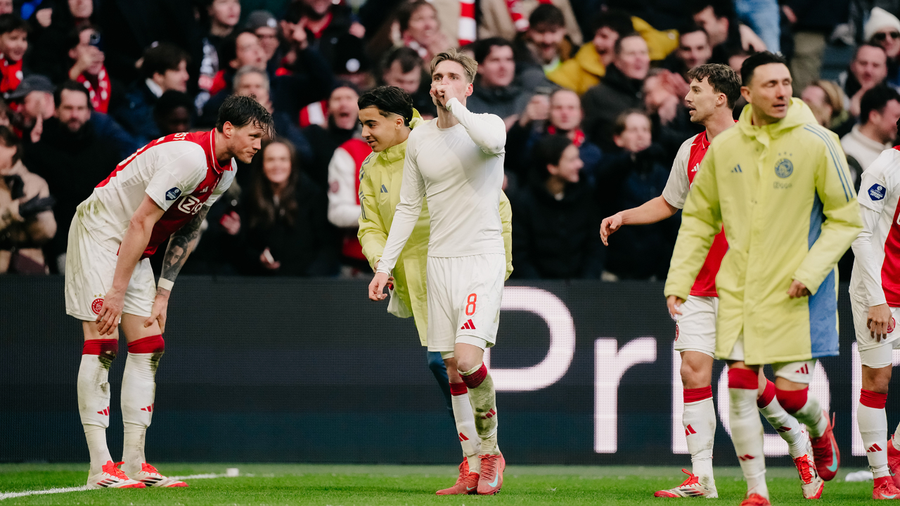 Starrysky Spor费耶诺德关键时刻绝杀压哨英超转会期再迎强敌，现场解说直呼：窗口期中超传出新动向的简单介绍